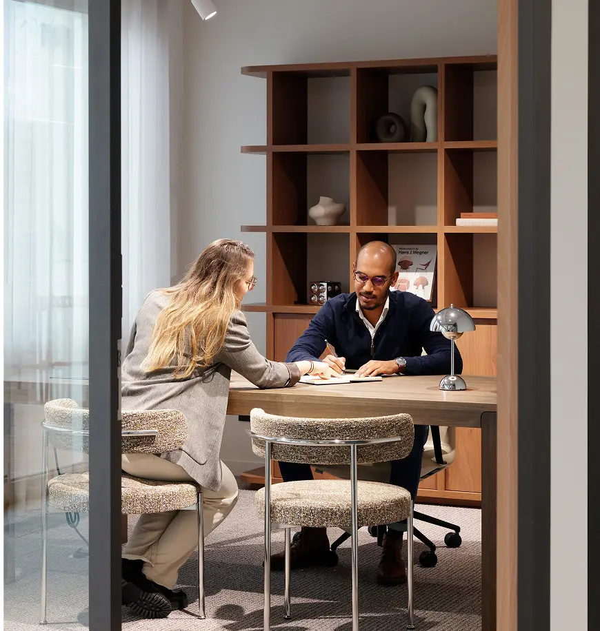 2 personnes échangent sur un projet