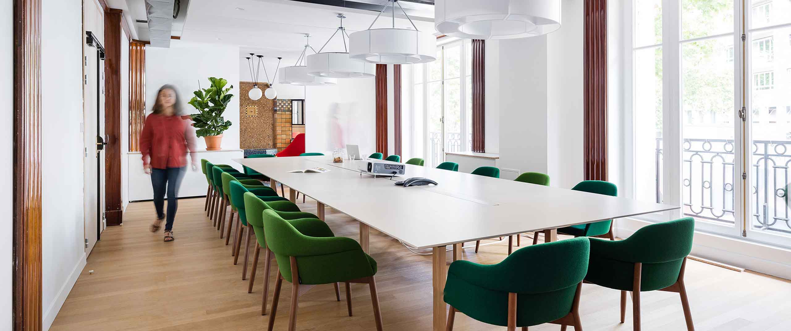 Deskopolitan