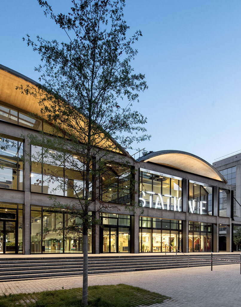 Photo de la façade de la Station F